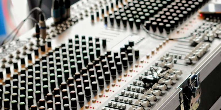 How-AI-is-Redefining-the-Music-Industry.jpg