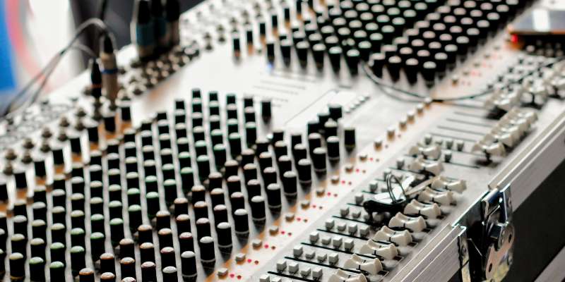 How-AI-is-Redefining-the-Music-Industry.jpg